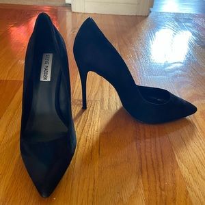 Steve Madden Black Suede Pumps